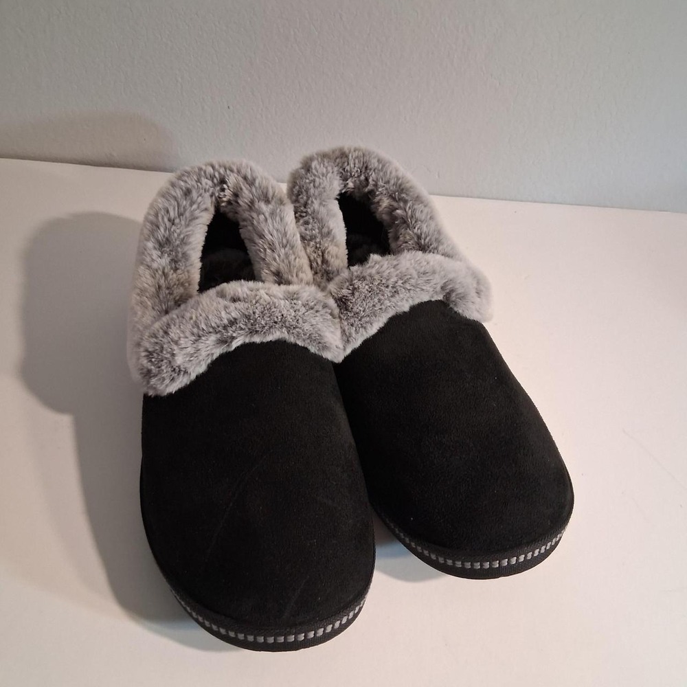 Womens Black faux fur slippers with gray faux fur trim sooo soft new condition